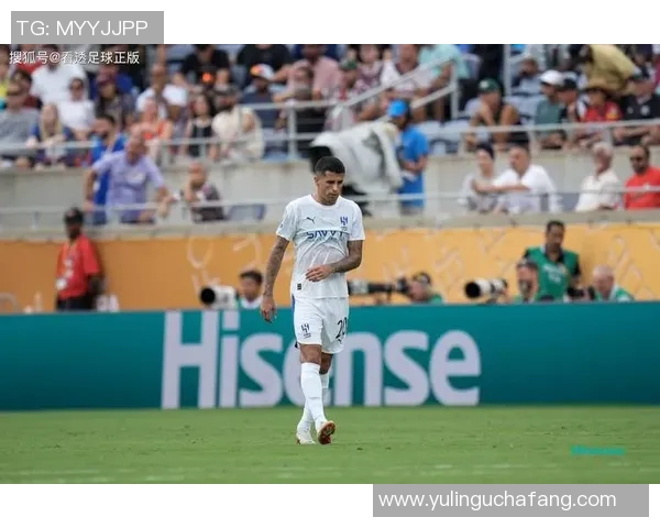 足球明星意外扔刀瞬间曝光引发热议网友热议其背后故事与真相