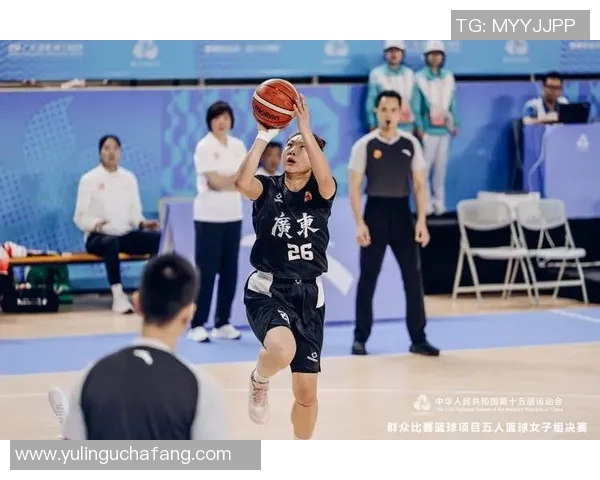 中国篮球明星齐聚合影展现团结与激情的精彩瞬间 中国篮球明星齐聚合影展现团结与激情的精彩瞬间